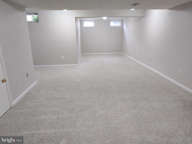 Building Photo - 5032 Finsbury Rd