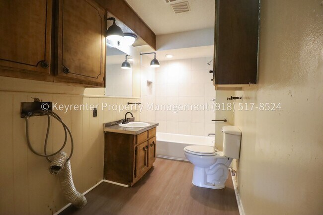 Building Photo - 2 Bed | 1 Bath | Large Backyard | $200 Move-in Special