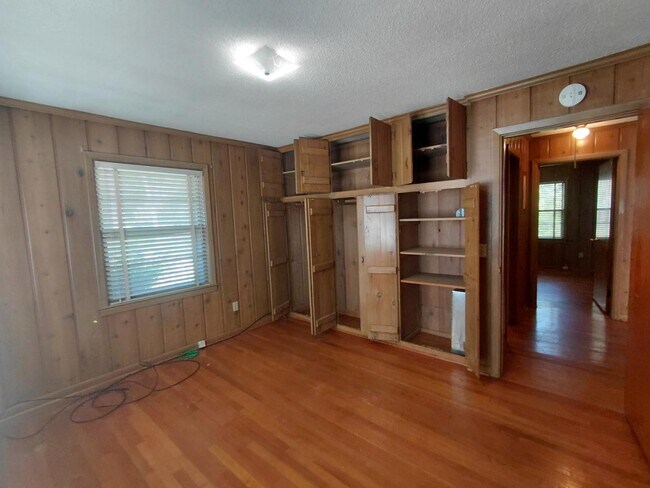 Building Photo - 1507 Brennen Rd