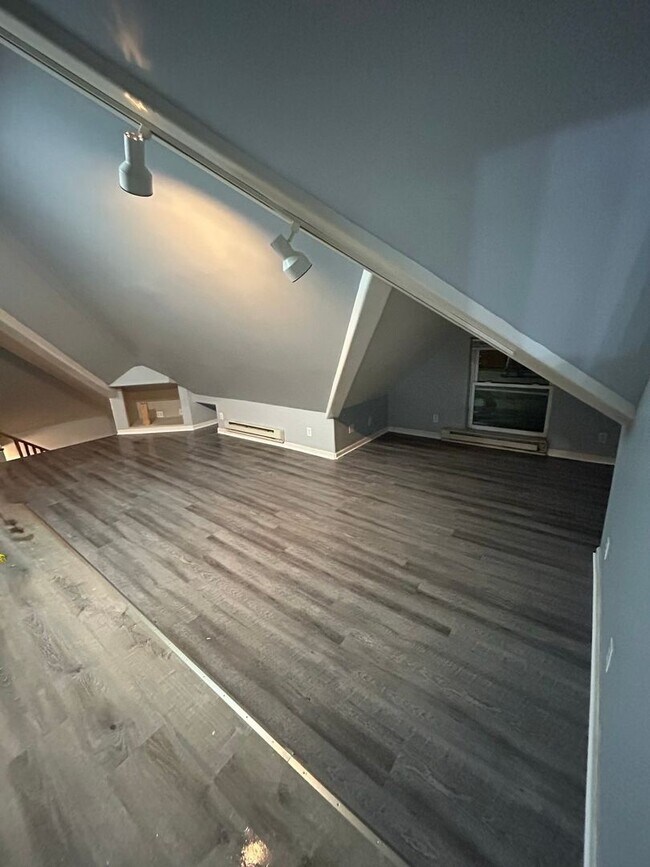 Building Photo - 516 W Third st