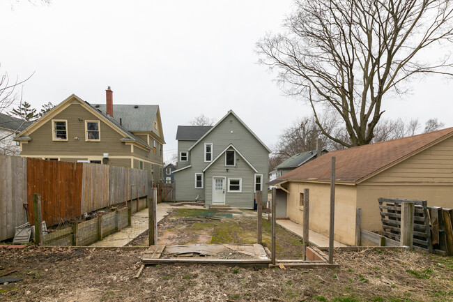 Building Photo - 1330 Maude Ave NE