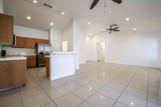 Building Photo - CUTE 3 BEDROOM HOME WITH POOL/SPA!