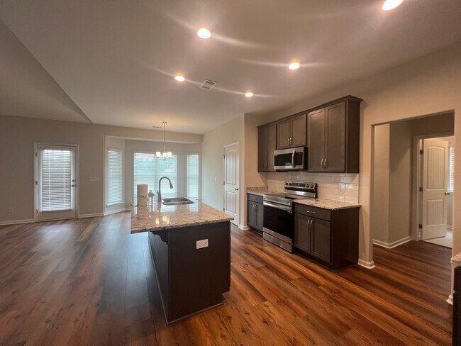 Building Photo - 5 bedroom, 3 bath home in Savannah, near I-16