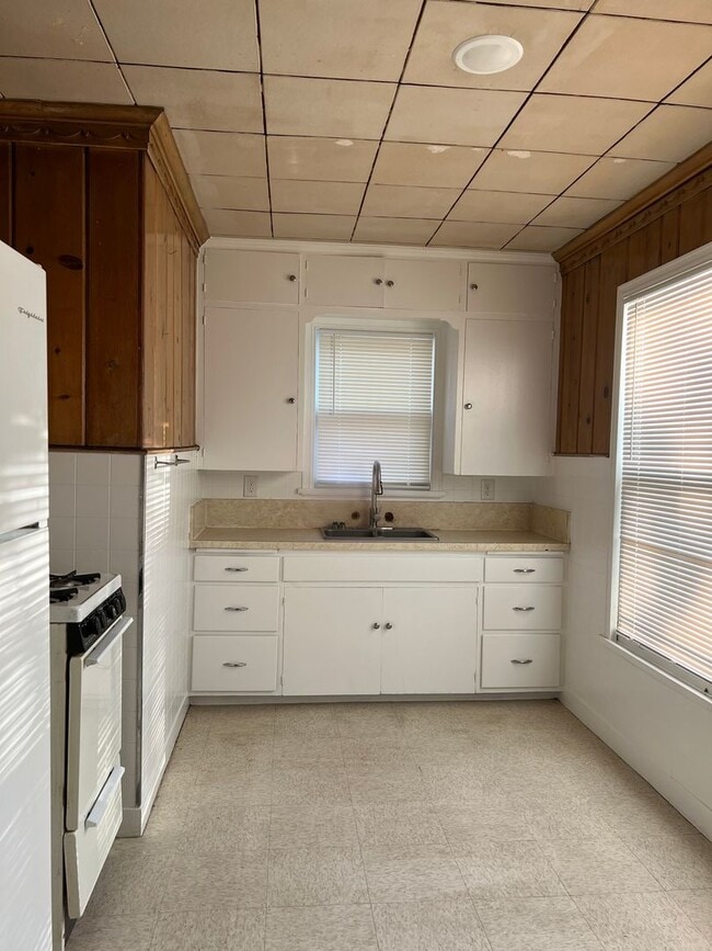 Building Photo - Kemp St Studio Apartment