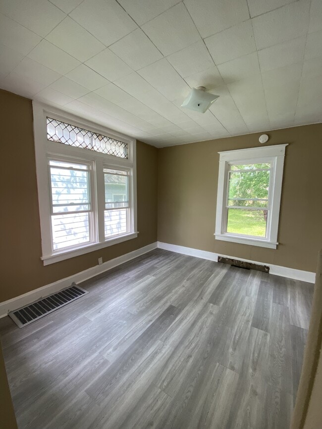 Building Photo - 285 Malleable St