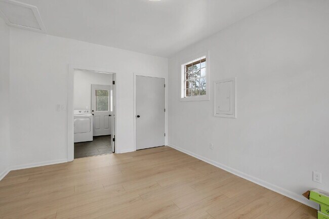 Building Photo - Freshly Remodeled 4 Bedroom 2 Bathroom Single Family Home.