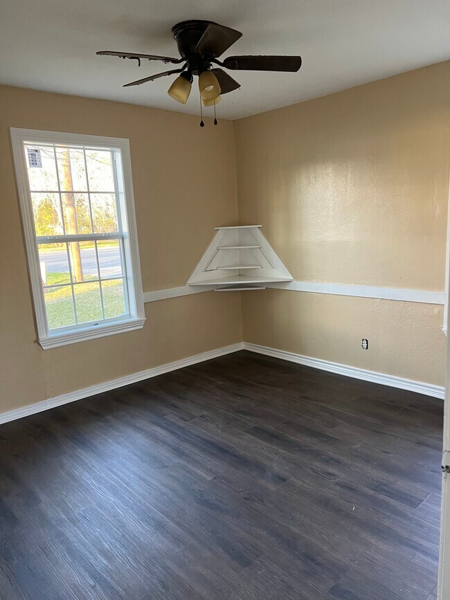 Building Photo - 1509 Main St