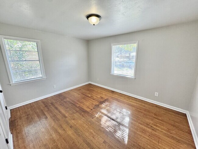 Building Photo - 3176 Beauchamp Dr