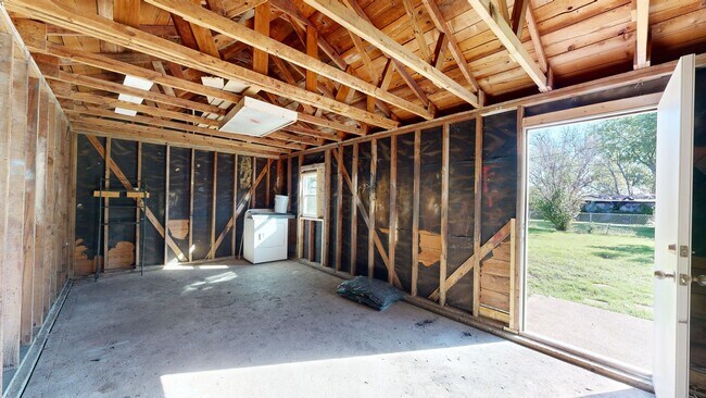 Building Photo - HUGE PRICE IMPROVEMENT $995!!!!