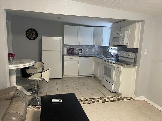 Building Photo - 1601 Palm Way