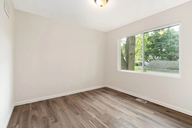 Building Photo - Updated 3 bedroom home in Florissant with garage