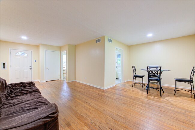 Building Photo - 4046 Woodfin St