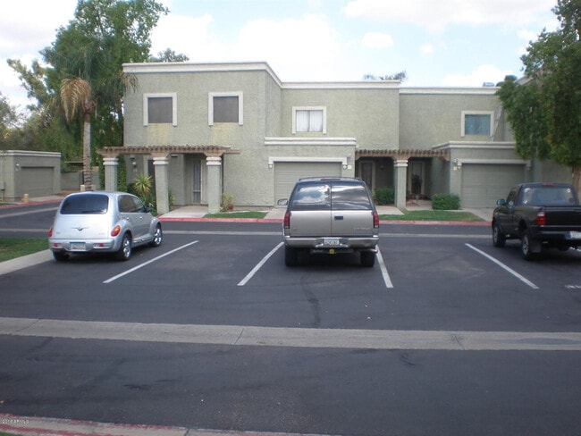 Building Photo - 815 E Grovers Ave