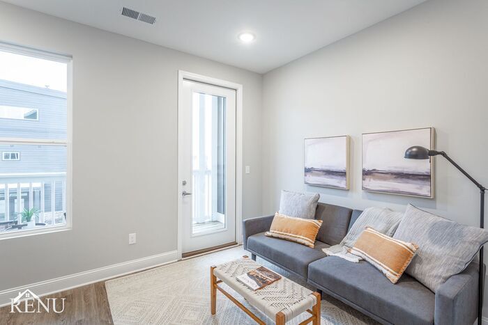 Building Photo - 2322 E 18th St Pl