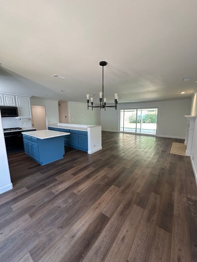 Building Photo - Well Maintained 3 Bedroom Home w/Solar