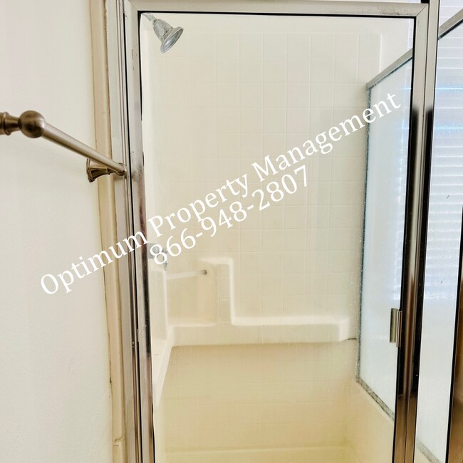 Building Photo - Modern Elegance and Comfort!