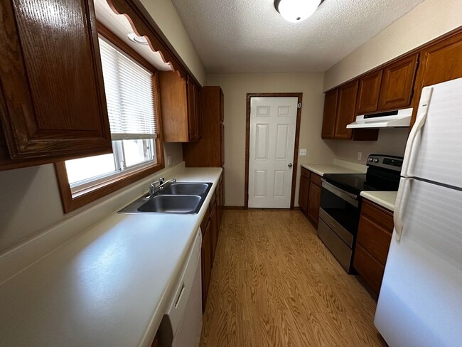 Building Photo - 2 bed 2 Bath 2 Story Townhome