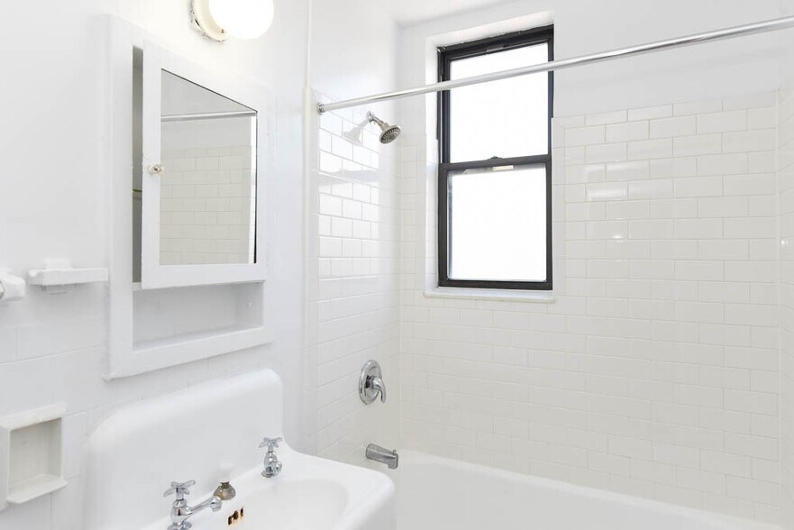 Building Photo - 3335 W Diversey Ave
