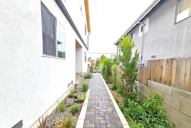 Building Photo - 4BED/3BATH IN BOYLE HEIGHTS!