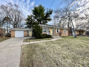 Building Photo - Three Bedroom Ranch in Northeast Grand Rapids