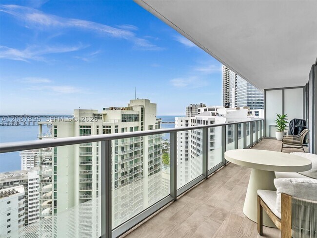 Building Photo - 1300 Brickell Bay Dr