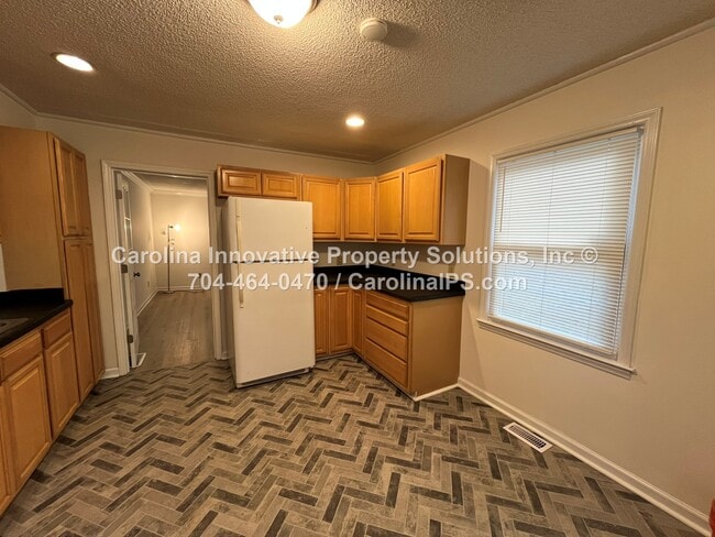 Building Photo - 4535 Dawnwood Dr