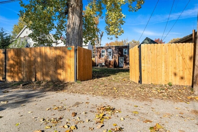 Building Photo - 6752 W Park Ave