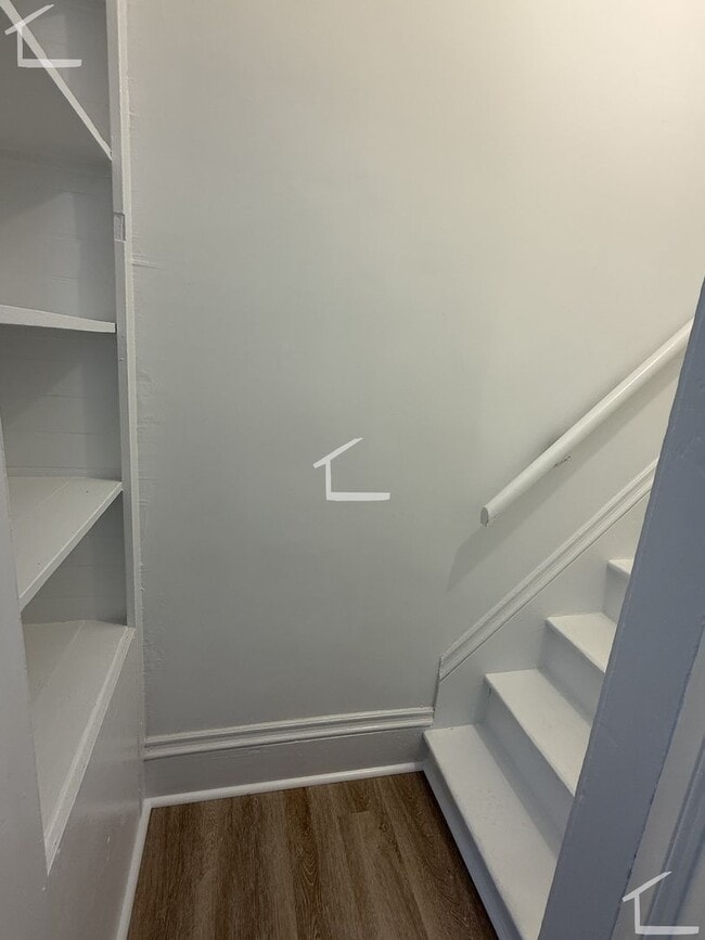 Building Photo - GREAT studio unit! Electricity, Garbage, Gas, Heat, Hot Water, Water included. Great location!