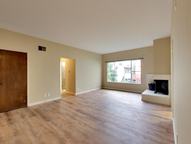 Building Photo - 2 BR/1 BA Top Floor with Balcony!!  Parkin...