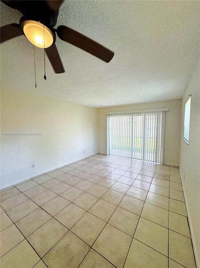 Building Photo - 933 W Jasmine Dr