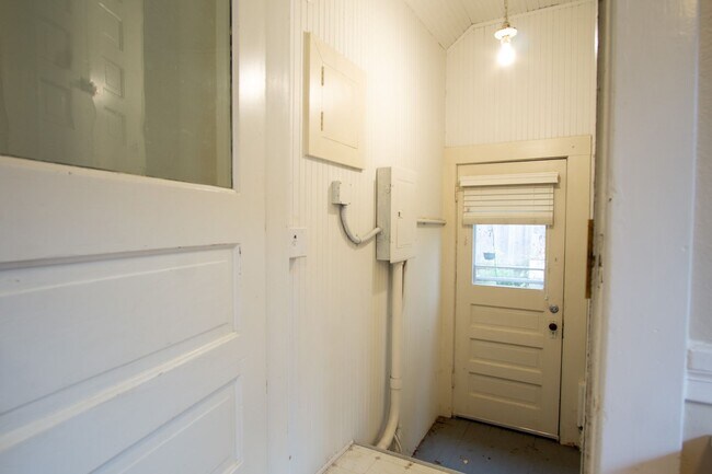 Building Photo - Gorgeous + Spacious 2-Bedroom Flat with Hardwoods, Dishwasher, Fireplace + Etc.!