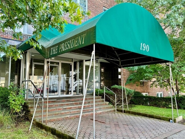 Primary Photo - 190 Mineola Blvd