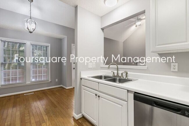 Building Photo - End Unit Town Home | 2nd Floor Loft | Wash...