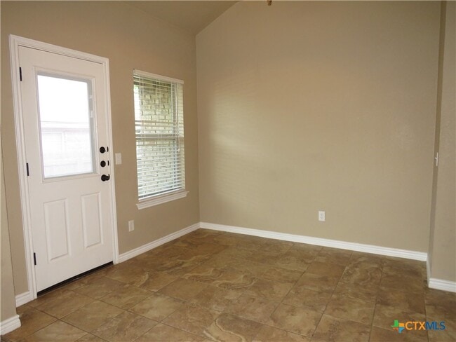 Building Photo - 405 Sladecek Dr