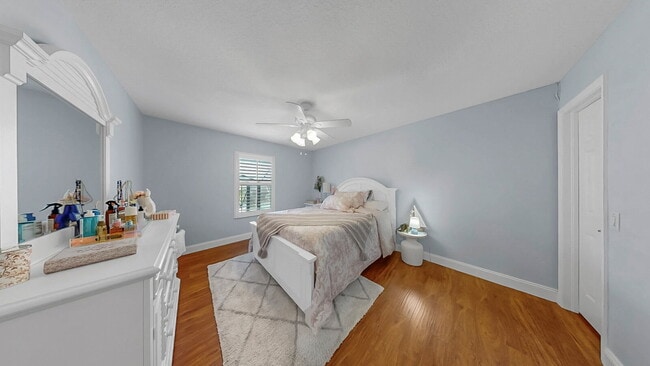 Building Photo - 5-bedroom, 3-bathroom rental home located in the Fox Wood community in Florida