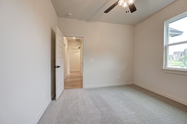 Building Photo - 6101 Kinnick Dr