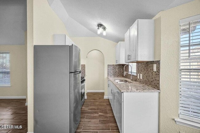 Building Photo - 5944 Bridalveil Dr