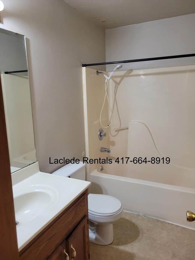 Building Photo - 2 BEDROOM 1 BATHROOM APARTMENT FOR RENT