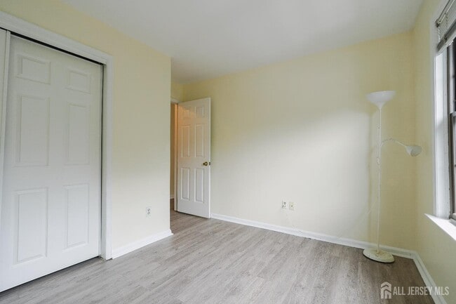 Building Photo - 809 Woodhaven Dr