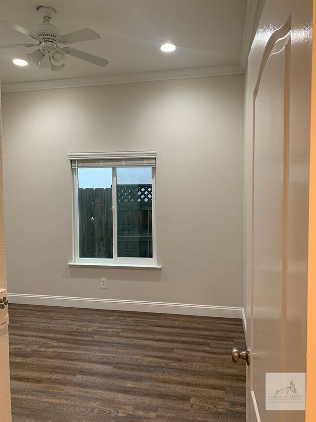 Building Photo - 1679 E La Quinta Dr