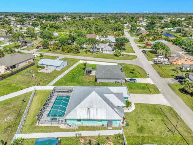 Building Photo - 2420 SE Rock Springs Dr