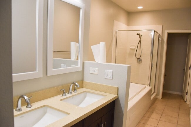 Building Photo - 507 W Maple Ave