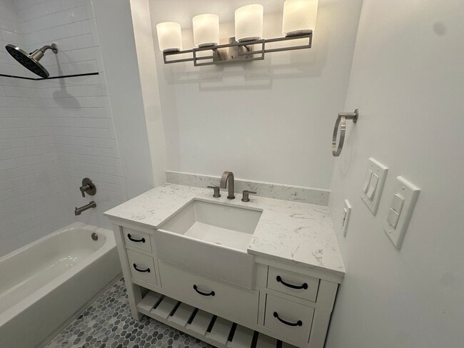 Building Photo - **Charming 3-Bedroom Home in Burbank Rancho**