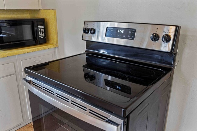 Building Photo - 2 bedroom / 1 bathroom available for rent ...