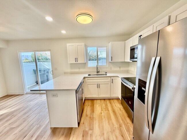 Building Photo - Remodeled 3-BR Lexington Townhome - End Unit