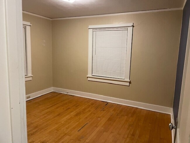 Building Photo - 514 School St