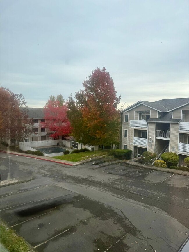 Building Photo - Bokara By The Lake Condo - Renton