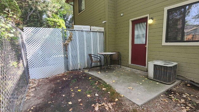 Building Photo - "Charming 2-Bedroom Retreat with modern co...