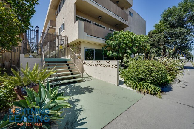 Building Photo - 17348 Burbank Blvd