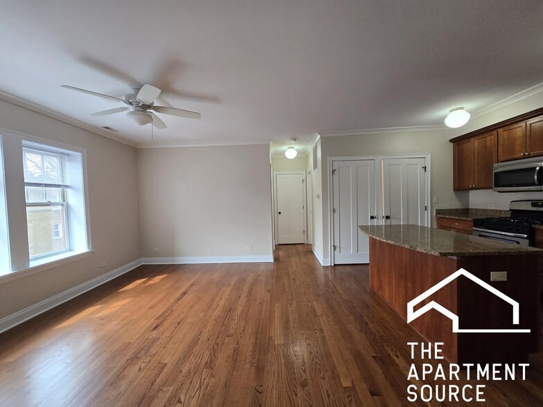 Primary Photo - 2704 W Ainslie St
